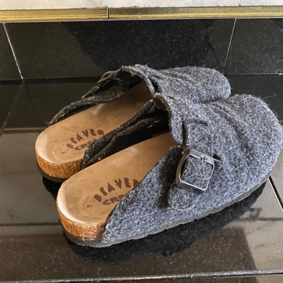 Beavercreek Shoes - Gray Suede/Felt Buckle Slip On Flat Mules